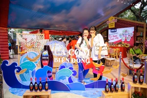 Đến Lễ hội Tết Việt, thưởng thức nước mắm CHIN-SU Cá Cơm Biển Đông
