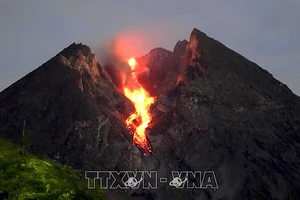 Núi lửa Merapi ở tỉnh Trung Java, Indonesia, phun nham thạch. Ảnh tư liệu: THX/TTXVN