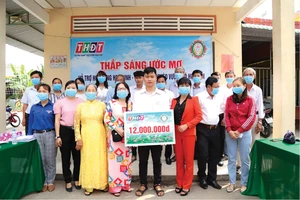 Công ty TNHH MTV Xổ số kiến thiết tỉnh Đồng Tháp trao học bổng “Thắp sáng ước mơ” tại xã Hòa An, thành phố Cao Lãnh