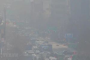 Bụi mù bao phủ bầu trời tại Seoul, Hàn Quốc, ngày 18-3-2021. Ảnh: Yonhap/TTXVN