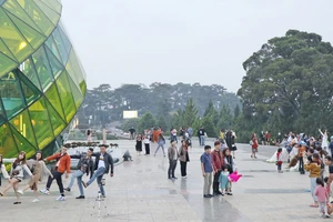 Du khách tham quan, chụp hình tại quảng trường Lâm Viên – Đà Lạt. Ảnh: ĐOÀN KIÊN
