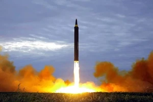 Một vụ phóng thử tên lửa do Triều Tiên thực hiện. Ảnh: AP