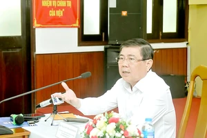Chủ tịch UBND TPHCM Nguyễn Thành Phong phát biểu tại buổi làm việc. Ảnh: CAO THĂNG