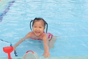 Cần lựa chọn hồ bơi vệ sinh sạch sẽ để tránh lây bệnh cho trẻ