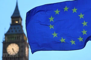 Cờ Liên minh châu Âu bay gần Tháp Elizabeth ở London, Anh. Ảnh: AFP/TTXVN