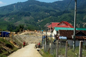 Đường sá, nhà cửa ở làng Thanh niên lập nghiệp Sơn Bua, xã Sơn Bua, huyện Sơn Tây, tỉnh Quảng Ngãi, đã hoàn thiện, khởi sắc giữa rừng núi