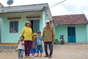 Cụ Đinh Yem (bên phải) cùng một hộ dân được cụ cho đất xây nhà