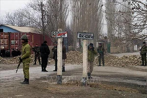 Binh sĩ Tajikistan tuần tra tại Vorukh, khu vực biên giới phía Bắc giáp Kyrgyzstan. Ảnh: RFE/TTXVN