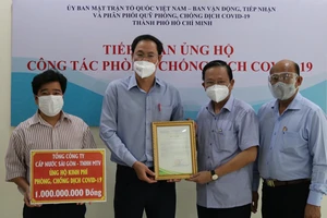 Đại diện Sawaco trao 1 tỷ đồng đến Ủy ban MTTQ Việt Nam TPHCM, ủng hộ công tác phòng chống dịch Covid-19