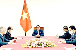 Thủ tướng Phạm Minh Chính điện đàm với Tổng thống Philippines Rodrigo Duterte. Ảnh: TTXVN