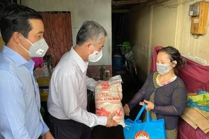 Phó Chủ tịch UBND TPHCM Ngô Minh Châu tặng quà cho hộ dân khó khăn ở quận 8