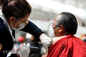 Nhân viên y tế tiêm vaccine phòng COVID-19 cho người dân tại Ecatepec, Mexico, ngày 22-2-2021. Ảnh: THX/TTXVN