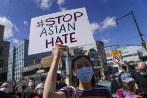 Tuần hành kêu gọi chấm dứt tình trạng thù hận người gốc Á tại New York (Mỹ) ngày 21-3-2021. Ảnh: THX/TTXVN