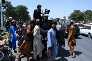 Lực lượng Taliban tuần tra trên một con phố ở Herat, Afghanistan ngày 14-8-2021. Ảnh: REUTERS
