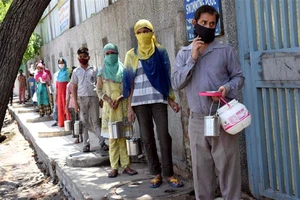 Người dân xếp hàng chờ nhận lương thực cứu trợ tại New Delhi, Ấn Độ, ngày 22-5-2021. Ảnh: THX/ TTXVN