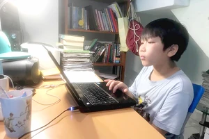  Học sinh tham gia một tiết học online tại nhà. Ảnh: NGUYỄN HÒA