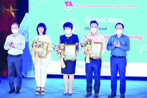 Bí thư thứ nhất Trung ương Đoàn Nguyễn Anh Tuấn trao thư cảm ơn cho các đơn vị đồng hành cùng chương trình Ảnh: TTXVN
