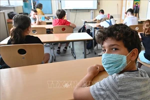 Học sinh đeo khẩu trang phòng lây nhiễm COVID-19 tại trường học ở châu Âu. Ảnh: AFP/TTXVN