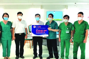 Ông Lê Xuân Thái - Chủ tịch CĐ EVNSPC trao tặng Bệnh viện Bạch Mai tại TPHCM (Bệnh viện Dã chiến số 16) 50 máy tính và 50 máy in