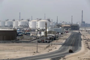 Toàn cảnh khu công nghiệp khai thác dầu và khí hóa lỏng Ras Laffan ở cách Doha (Qatar) khoảng 80km về phía bắc. Nguồn: AFP/TTXVN