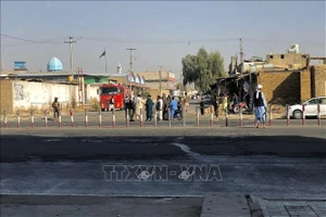 Các thành viên Taliban gác gần hiện trường vụ nổ tại thánh đường Hồi giáo ở thành phố Kandahar, Afghanistan ngày 15-10-2021. Ảnh: AFP/TTXVN