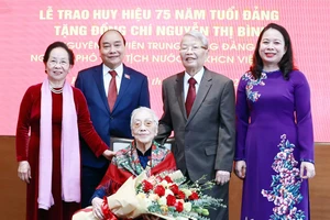 Chủ tịch nước Nguyễn Xuân Phúc cùng các đồng chí lãnh đạo, nguyên lãnh đạo Đảng, Nhà nước với đồng chí Nguyễn Thị Bình
