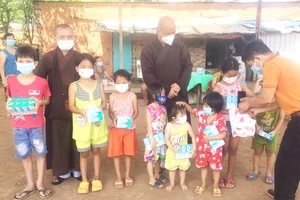 Hội Nông dân huyện Trảng Bom (Đồng Nai) cùng chùa Viên Giác trao tặng sữa và thiết bị học trực tuyến cho trẻ em xã Sông Trầu