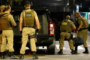 Lực lượng quân cảnh Brazil đột kích vào một địa điểm của băng nhóm tội phạm. Ảnh: AP