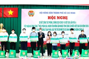 Chủ tịch Hội Nông dân TP Nguyễn Thanh Xuân trao học bổng toàn phần và thiết bị học tập cho sinh viên
