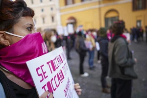 Phụ nữ tham gia biểu tình vào Ngày Quốc tế xóa bỏ bạo lực đối với phụ nữ, ở Rome. Ảnh: AP 