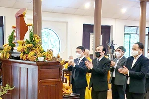 Lãnh đạo Ủy ban Trung ương MTTQ Việt Nam viếng Thiền sư Thích Nhất Hạnh 