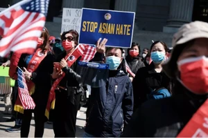 Người dân biểu tình phản đối nạn bạo lực phân biệt chủng tộc nhằm vào người gốc Á tại thành phố New York, Mỹ. Ảnh: Getty Images