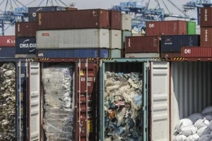 Tunisia chuyển trả Italy hàng trăm container rác nhập lậu