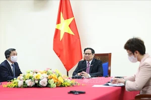 Thủ tướng Phạm Minh Chính điện đàm với bà Aurélia Nguyen, Giám đốc điều hành Chương trình Tiếp cận vaccine toàn cầu COVAX. Ảnh: TTXVN