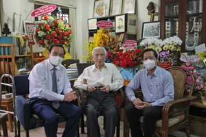 Lãnh đạo TPHCM thăm nhà nghiên cứu Nguyễn Đình Đầu