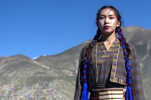 Gen Z ở Trung Quốc thổi sinh khí mới vào thời trang Tây Tạng