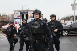 Cảnh sát đến hiện trường vụ xả súng ở ga tàu điện ngầm