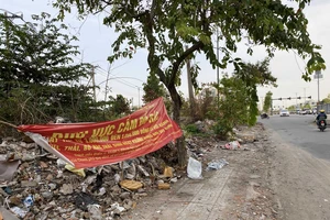 Đổ tiền dọn rác, rác lại hoàn rác - Bãi rác giữa Khu đô thị mới Thủ Thiêm