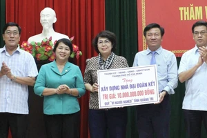 Ủy ban MTTQ Việt Nam TPHCM trao tặng 10 tỷ đồng hỗ trợ người dân tỉnh Quảng Trị xây dựng nhà đại đoàn kết. Ảnh: NGUYỄN HOÀNG