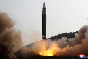 Vụ phóng thử tên lửa đạn đạo liên lục địa Hwasongpho-17 tại địa điểm không xác định ở Triều Tiên ngày 24-3. Ảnh: AFP/TTXVN