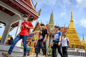 Khách tham quan Cung điện Hoàng gia Thái Lan ở Bangkok. Ảnh: AFP/TTXVN