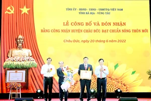 Phó Thủ tướng Thường trực Phạm Bình Minh trao bằng công nhận huyện Châu Đức đạt chuẩn nông thôn mới Ảnh: TTXVN