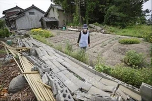 Nhà cửa hư hỏng sau động đất tại thành phố Suzu,tỉnh Ishikawa của Nhật Bản. Ảnh: Kyodo/TTXVN