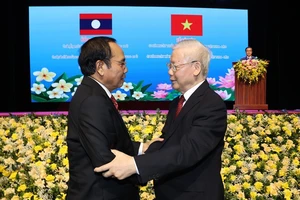 Tổng Bí thư Nguyễn Phú Trọng và đồng chí Bounthong Chitmany tại lễ kỷ niệm