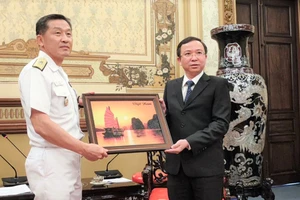 Đồng chí Đặng Quốc Toàn (phải) tặng Chuẩn tướng Gang Dong-goo quà lưu niệm