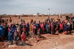 Người dân xếp hàng chờ nhận lương thực cứu trợ tại trại tị nạn ở Baidoa, Somalia. Ảnh: AFP/TTXVN