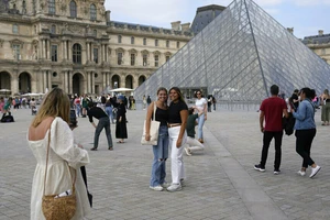 Du khách chụp hình tại bảo tàng Louvre