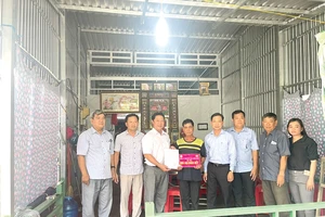 Công ty TNHH MTV XSKT Đồng Tháp bàn giao Nhà Đại đoàn kết tại xã Tân Thạnh A, huyện Tân Hồng