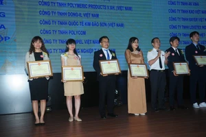 Đại diện Công ty Nestlé Việt Nam (ngoài cùng từ trái qua) nhận giải thưởng
