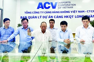 Bộ trưởng Bộ GTVT Nguyễn Văn Thắng xem sa bàn dự án sân bay Long Thành